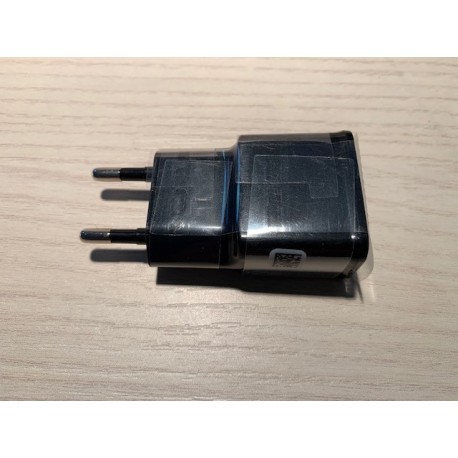 Cargador Usb Y Toma De Corriente 220 V Para Linternas. Ref. UC220