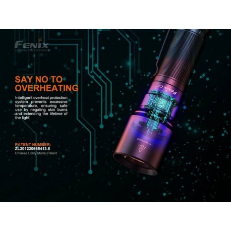 Linterna Fénix C7 de 3000 lúmenes, recargable y alto rendimiento.